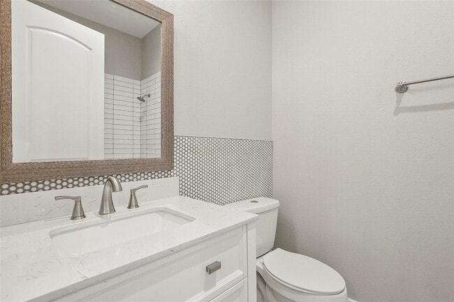 Building Photo - 933 W Eighth Street Unit