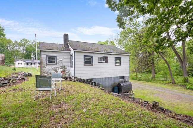 Building Photo - 104 Smithtown Rd