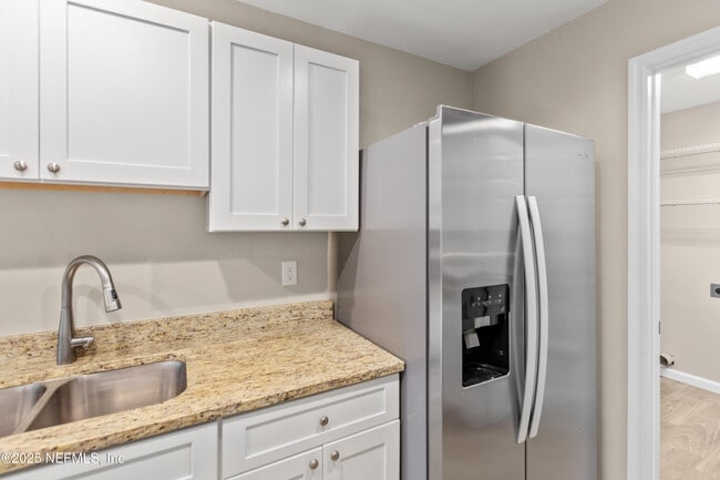 Building Photo - 442 SW Naha St