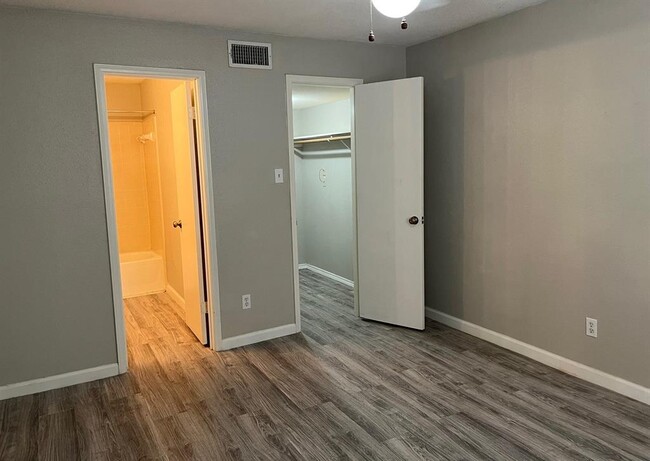 Building Photo - 10637 Braes Bend Dr