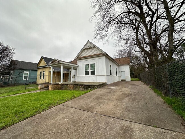 Building Photo - 1110 N 11th St