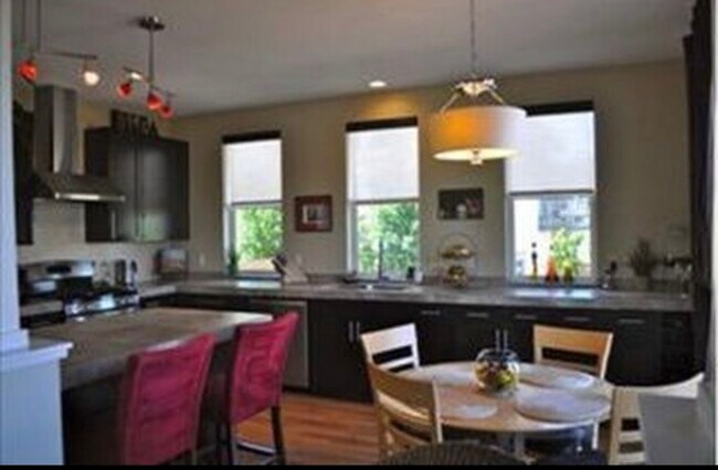 Building Photo - 454 N Finch Ave