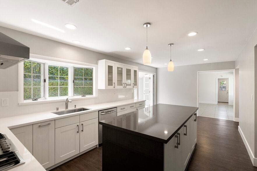 Building Photo - 1901 Altura Dr