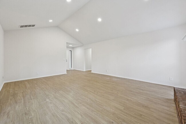 Building Photo - Newly Renovated Broken Arrow Beaut! Available for Immediate Move In!