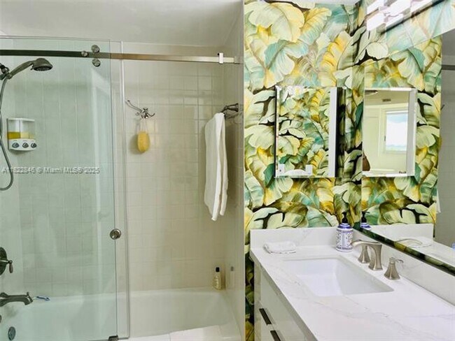 Building Photo - 6422 Collins Ave