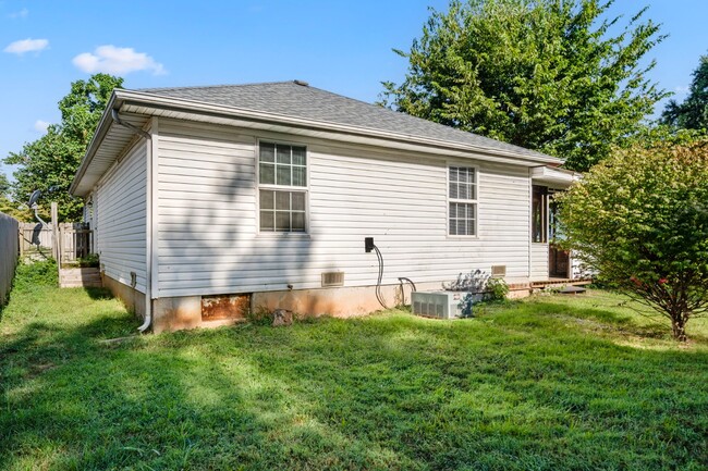 Building Photo - 1324 N Forest Ave