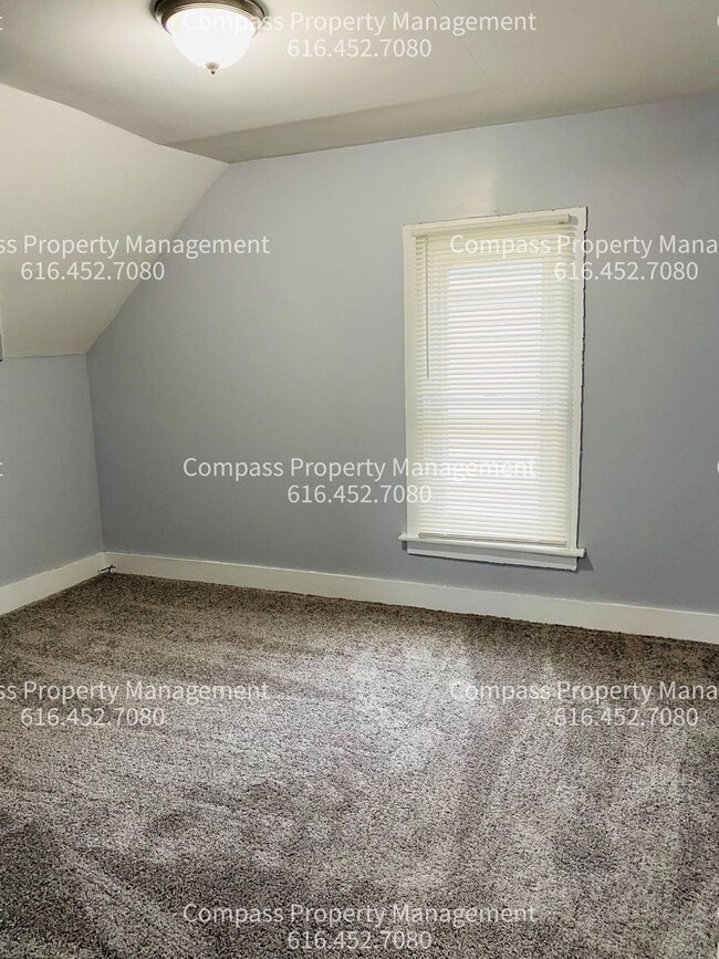 Building Photo - 728 Baxter St SE