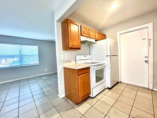 Building Photo - 2260/2262 Stella St.