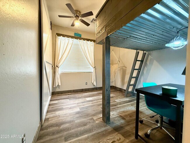 Building Photo - 2541 W Shackleton Dr