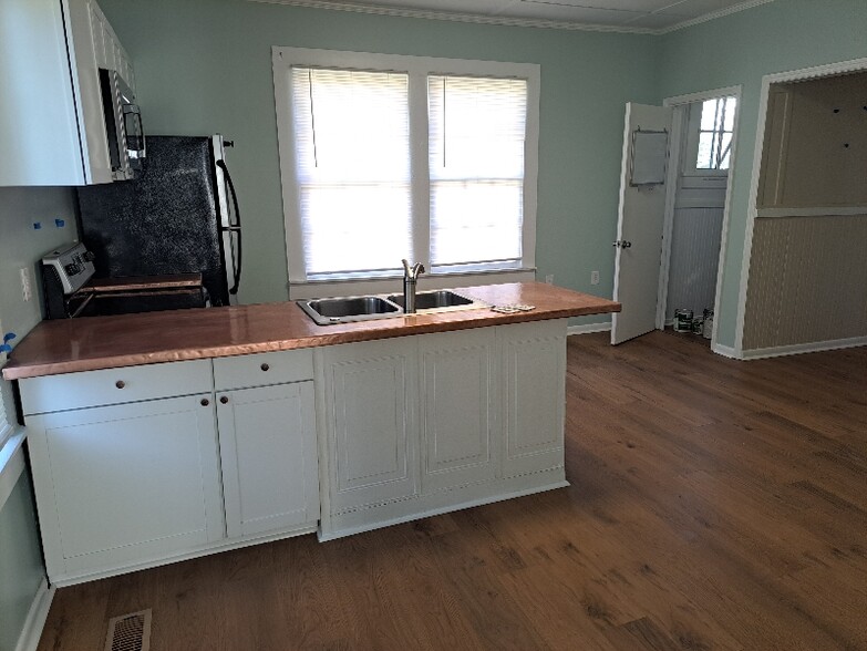 Building Photo - 1004 W 5th Ave