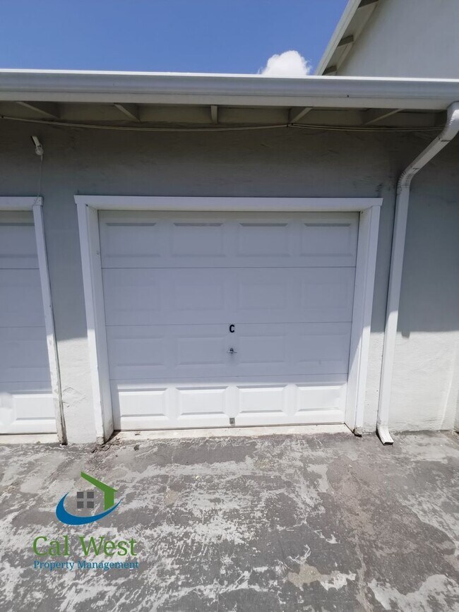 Building Photo - $2495 - Cozy 2/1 in the heart of Downtown ...