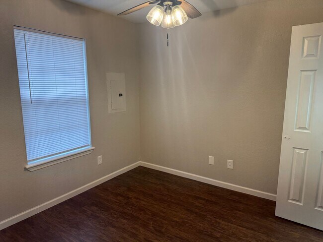 Building Photo - 323 S 12th St