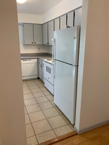 Kitchen w/brand new appliances - 2260 W Melanie Ave