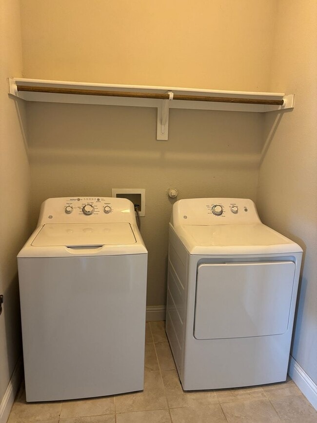 Building Photo - Beautiful 3/2/2 Minutes from Sherman's Town Center!