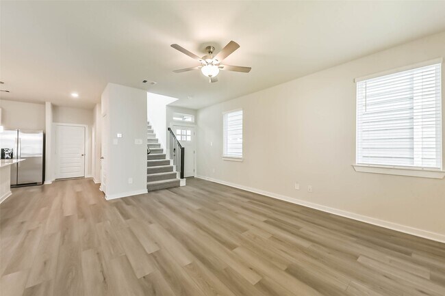 Building Photo - 583 Avisa Dr