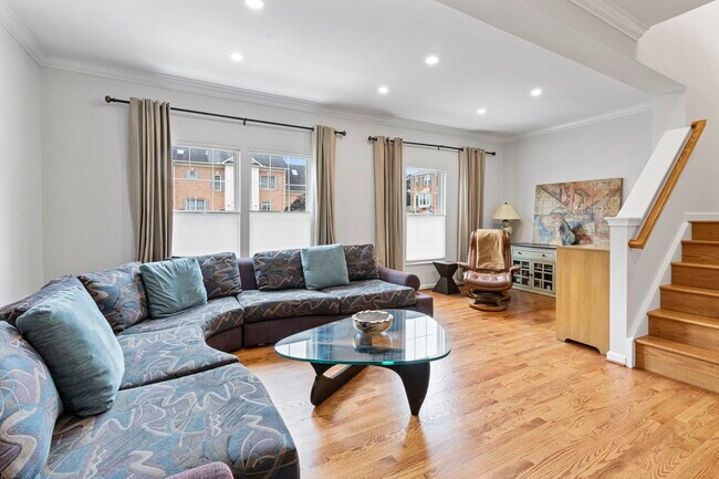 Building Photo - 2025 N Buchanan Ct