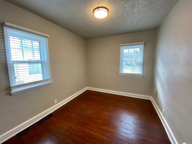 Building Photo - Charming 3 bed 1 bath House with Tons of Updates and Private Backyard!