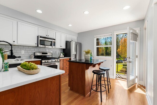 Building Photo - 7123 Shinkle Pl SW