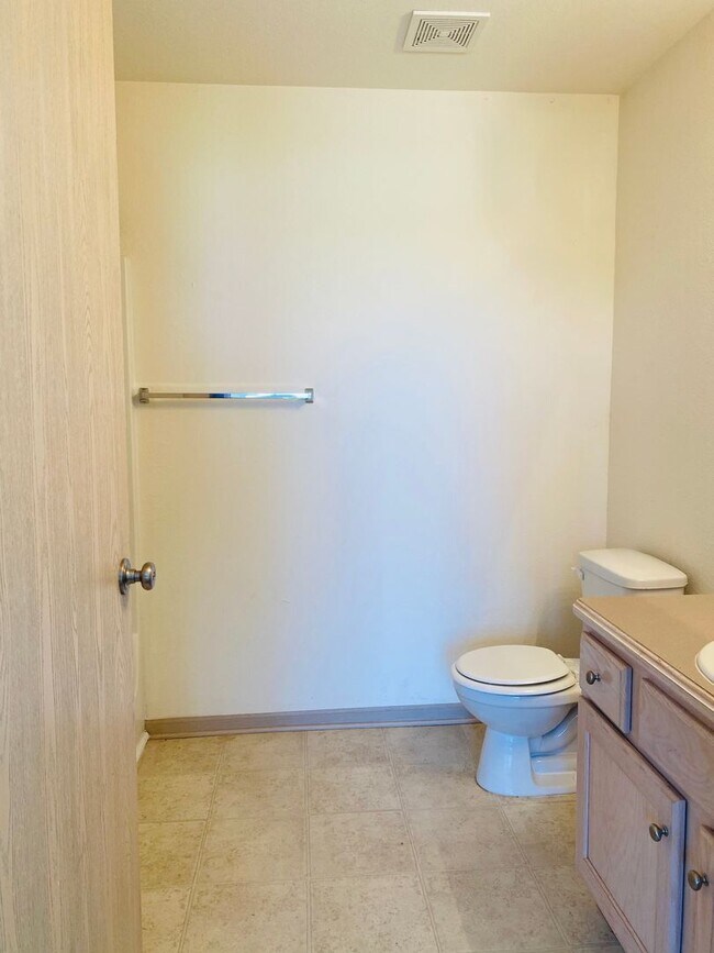 Building Photo - Spacious 2bedroom!