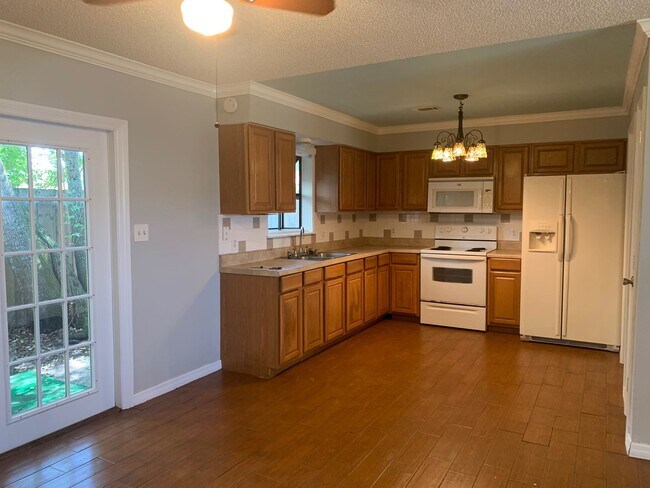 Building Photo - MOVE IN SPECIAL! Charming 3/1.5 St. Cloud Home w/ Partially Fenced Yard & Bonus Room