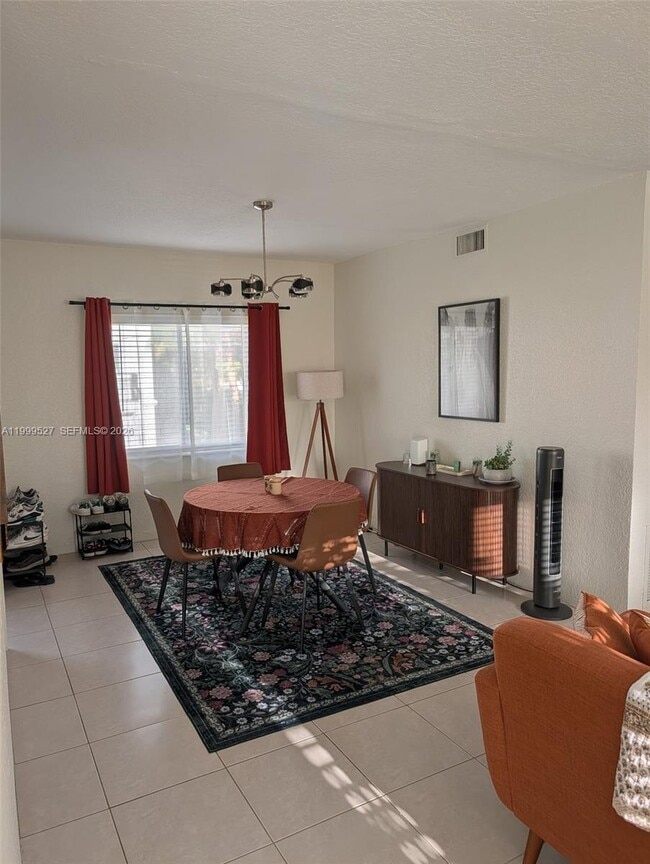 Building Photo - 729 NE 16th Ave