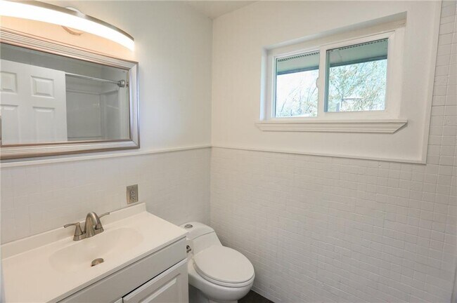 Building Photo - 42 Hope Dr