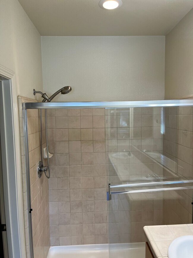 Building Photo - Stylish Willow Glen Townhome with Dual Master Suites, High Ceilings & Modern Upgrades!