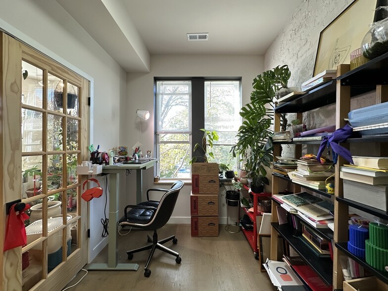 Building Photo - 841 N Mozart St