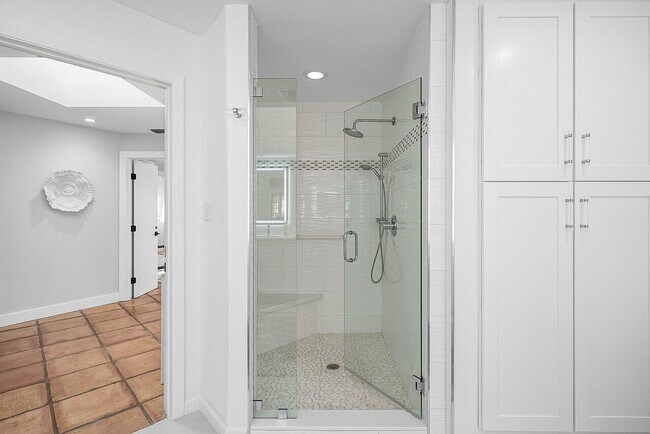 Building Photo - 18 Bristol Ln