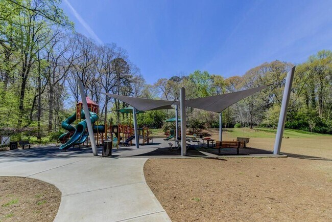 Building Photo - 326 Mathews Ave NE