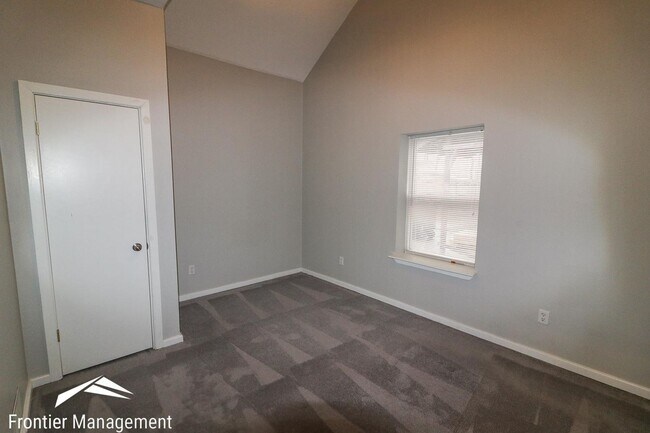 Building Photo - Comfortable 3 bedroom house located in quiet part of Manhattan