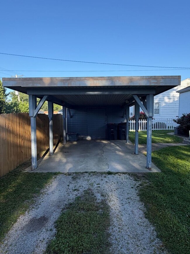 Building Photo - 3200 Edgewood Dr
