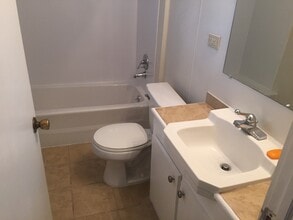 Building Photo - 68 Walnut St