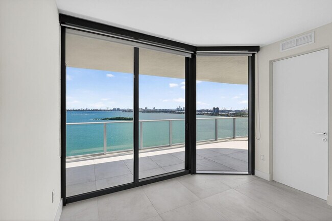 Building Photo - 700 NE 24th St