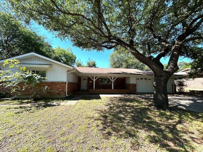 Primary Photo - 613 W Redbud Dr
