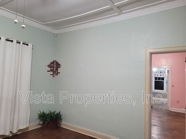 Building Photo - 1121 Elm St