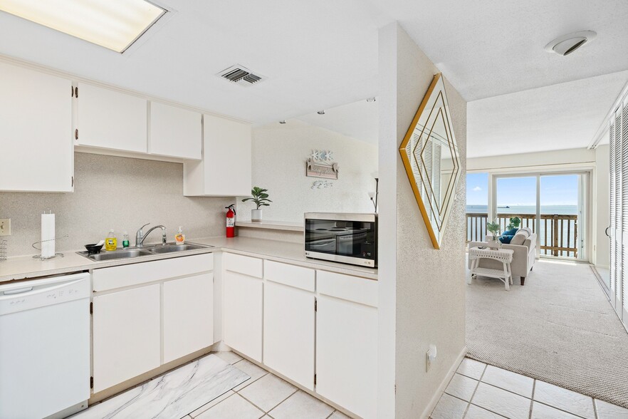Building Photo - 4000 Surfside Blvd