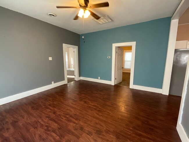 Building Photo - Large Home in Joplin!  3 bedroom, 2 bathro...
