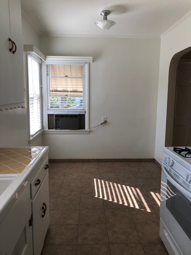 Building Photo - 316 N Bushnell Ave