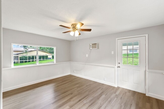 Building Photo - Fruitland Park 4/2 w/ Covered Patio