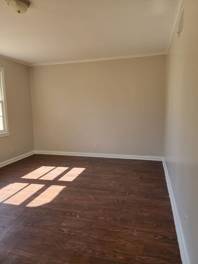 Building Photo - 144-146e