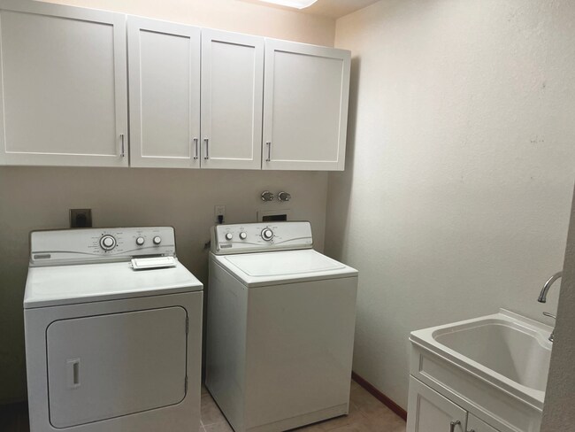 Building Photo - Unfurnished Long Term House! Price Adjustm...