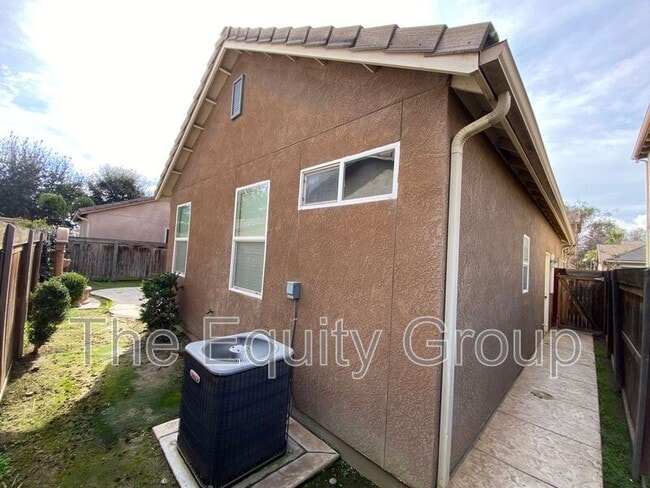 Building Photo - 1424 N Oliveto Ct
