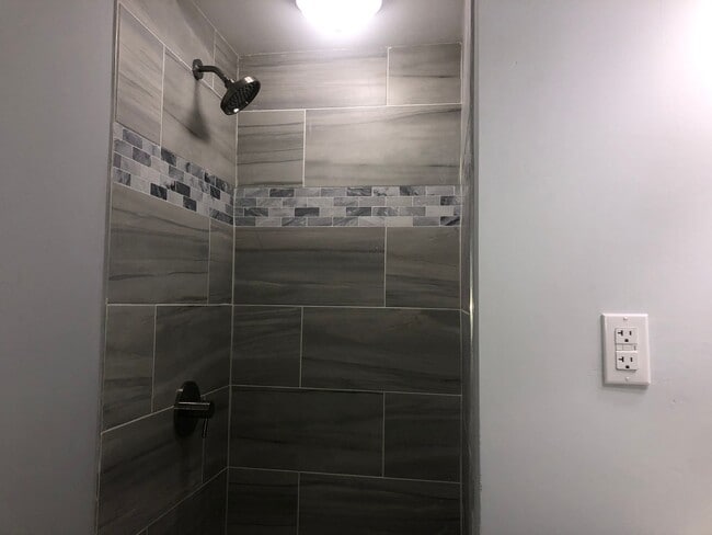 Building Photo - Updated Brick Ranch Conveniently Located