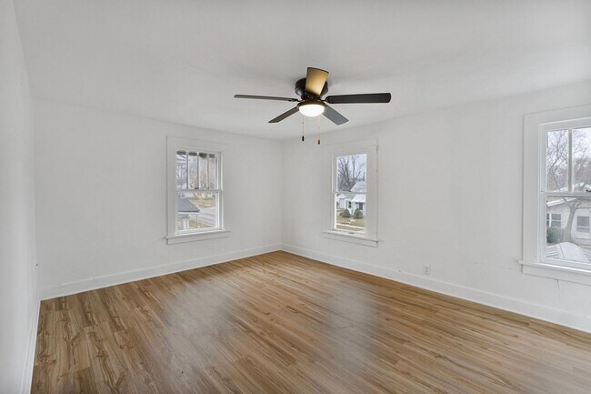 Building Photo - NEW UPDATED 2 BEDROOM HOME!