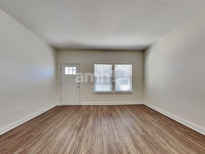 Building Photo - 3120 Creek Village Ln