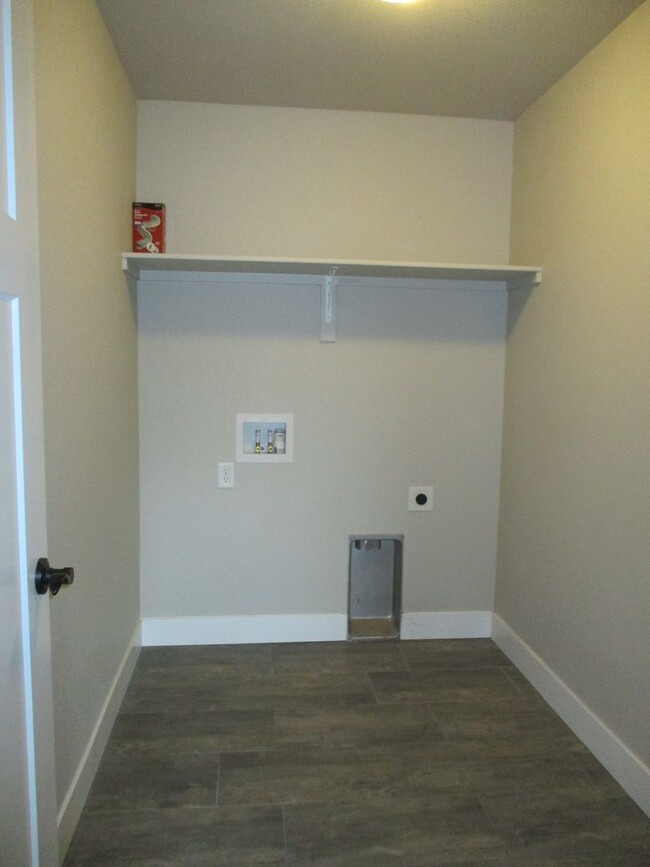 Building Photo - Beautiful 3 Bedroom, 2.5 Bath 2 Story Town...