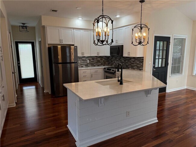 Building Photo - 6000 Carlow Ct SE