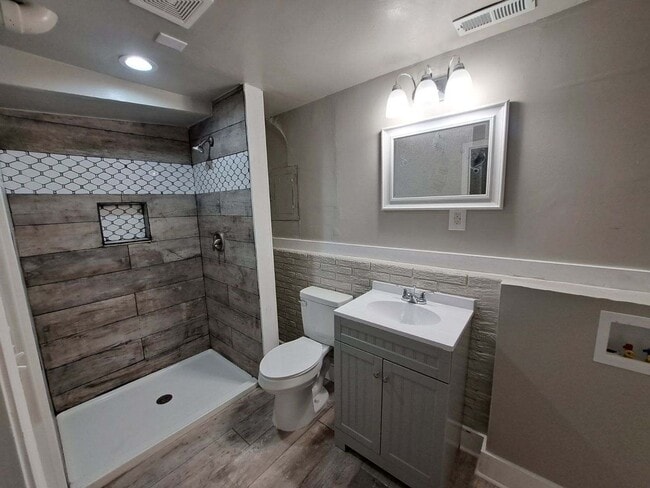 Primary Photo - Charming 4 bedroom / 2 bath home waiting f...