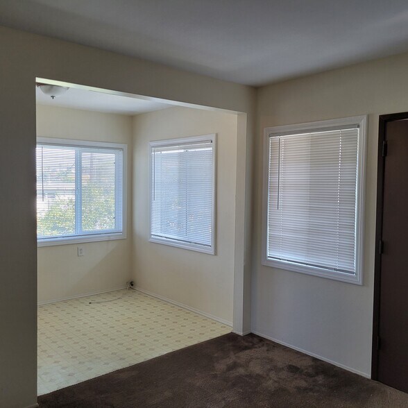 Dining area - 935 Freeman Ave